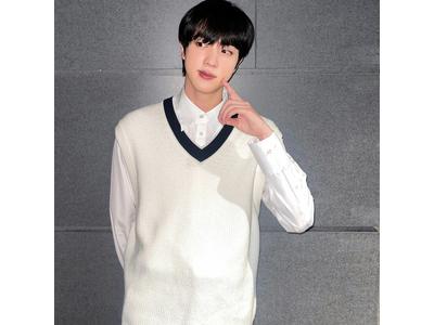 Bts ジン あざと可愛いポーズにキュンっ 爽やかさ炸裂な学生風コーデ 歌詞検索サイト Utaten ふりがな付