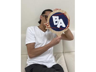 松岡昌宏 チラリで溢れるイケメンオーラ こんがり焼けた逞しい腕に釘付け 歌詞検索サイト Utaten ふりがな付