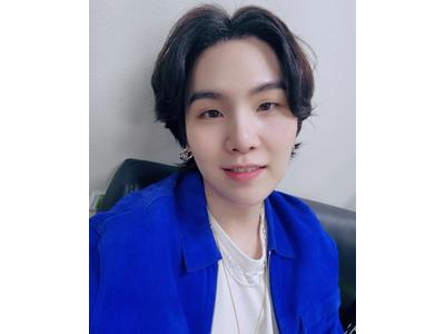 Bts シュガ 鮮やかなブルーコーデに美肌映え 癒し度満点な優しい笑顔 歌詞検索サイト Utaten ふりがな付