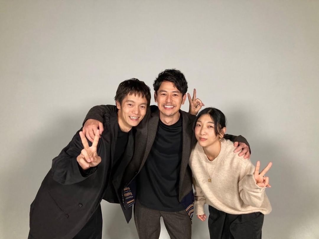 窪田正孝、子供みたいな笑顔が可愛い「ある男」妻夫木聡らと肩組みチームワークも抜群 歌詞検索サイト【UtaTen】ふりがな付