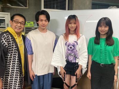 中村倫也 石子と羽男 ピンク髪の片岡凜らと気をつけ姿勢でパシャリ 歌詞検索サイト Utaten ふりがな付