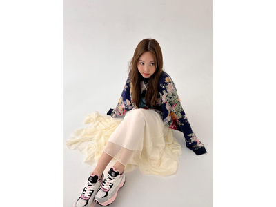 Twice ナヨン スカートをたくし上げ美脚をアピール ルイヴィトンスニーカーでこなれたスタイルを披露 歌詞検索サイト Utaten ふりがな付