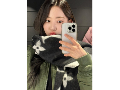 LE SSERAFIM。宮脇咲良、キス顔セルフィーが可愛すぎ！ウンチェとの