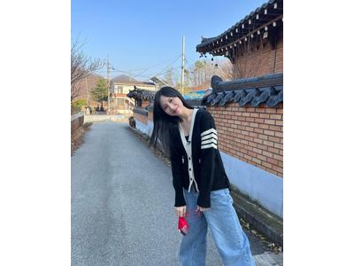 TWICE・ミナ、お散歩中？デニムコーデの彼女感ある美しい笑顔が 