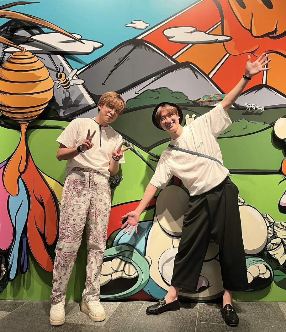 キスマイ・宮田俊哉、千賀健永の個展に天使のような笑顔で降臨