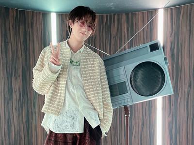 Snow Man・阿部亮平、クールなカラサン姿が爆イケ！「DA BOMB」治安悪  