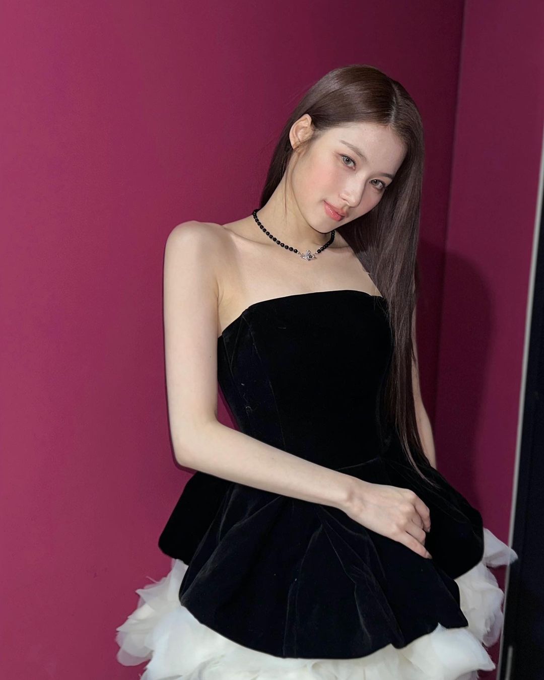 TWICE・サナ、大胆デコルテ見せのベアトップドレスで美をまとう！ 歌詞検索サイト【UtaTen】ふりがな付