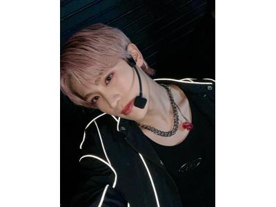 DXTEEN 大久保波留 （DXTEEN・大久保波留、ピンク髪が黒衣装に