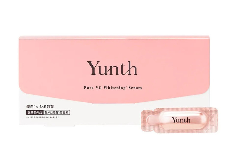 Yunthというブランドの美白美容液のパッケージ。ピンク色の背景に、製品名と説明が記載されています。