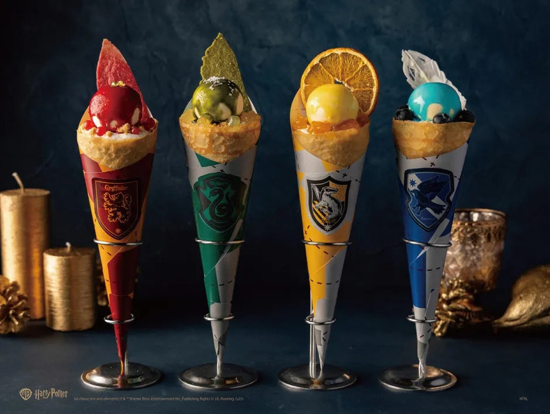 ハリーポッターをテーマにした4種類のコーンアイスクリームの画像です。各アイスクリームは、グリフィンドール、スリザリン、ハッフルパフ、レイブンクローの寮を象徴する色と装飾でデザインされています。
