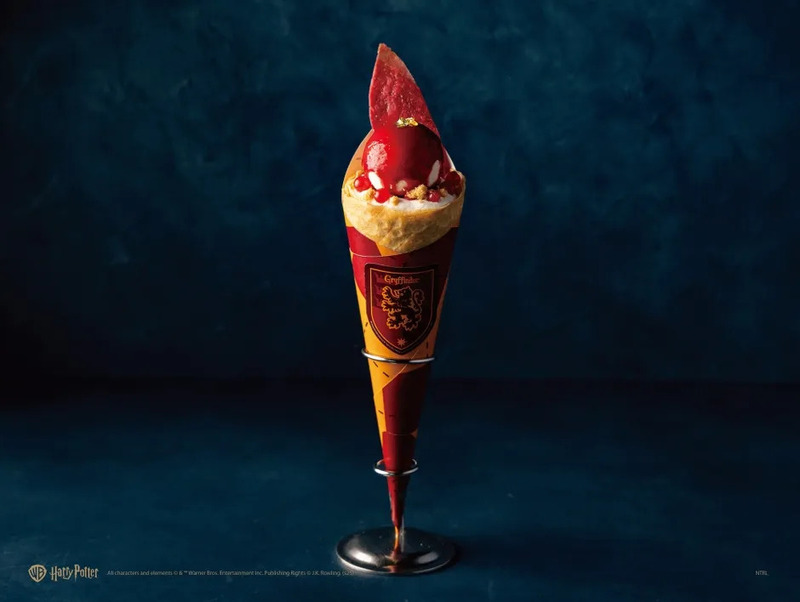 ハリーポッターのグリフィンドールのテーマにしたデザート。コーン型の容器に入ったデザートで、赤いソースとトッピングが特徴的です。