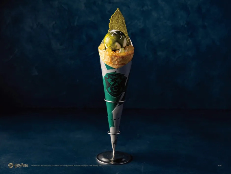 ハリーポッターのスリザリンをモチーフにした、抹茶アイスとクッキーコーンのアイスクリーム。