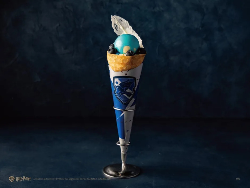ハリーポッターをテーマにしたデザート。青いアイスクリームがトッピングされた、ハリーポッターのロゴ入りのコーンが特徴的。