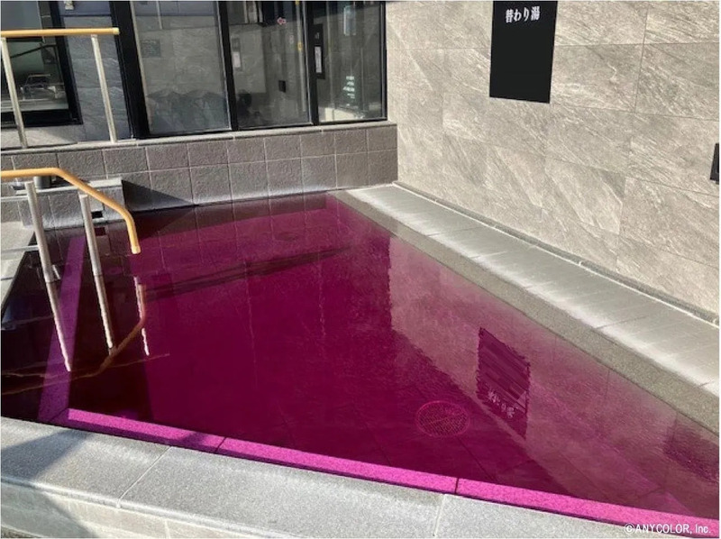 ピンク色の温泉。