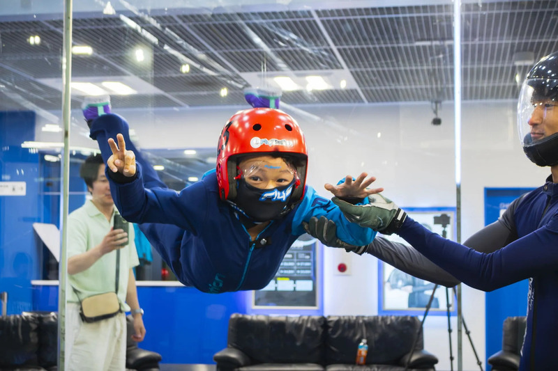 子供が楽しそうに浮遊している様子