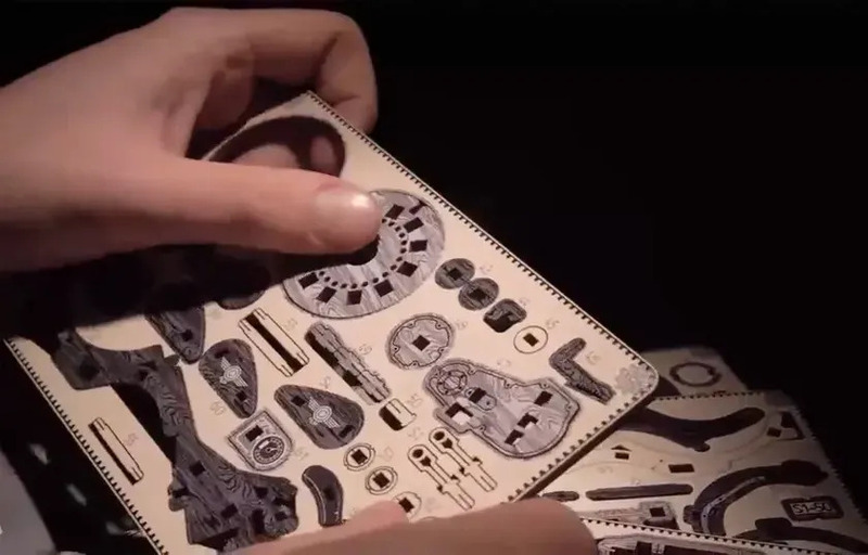 手で持たれた木製のパズルのパーツのクローズアップ