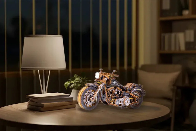 テーブルの上に置かれたバイクの模型の画像