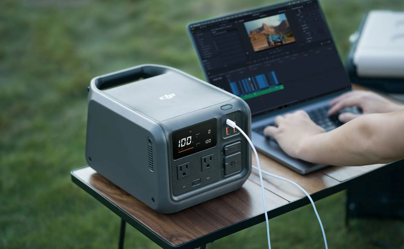 ポータブル電源に接続されたノートパソコンで動画編集をしている様子
