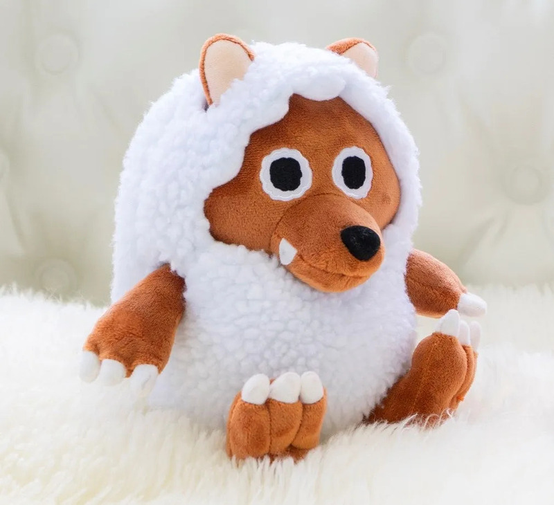 白い羊の衣装を着た茶色のぬいぐるみ(ぬげるウルフィぬいぐるみ)