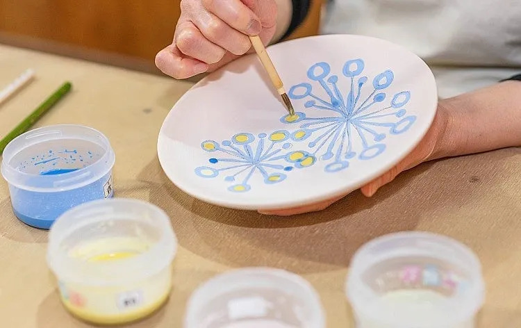 絵付けをしている様子