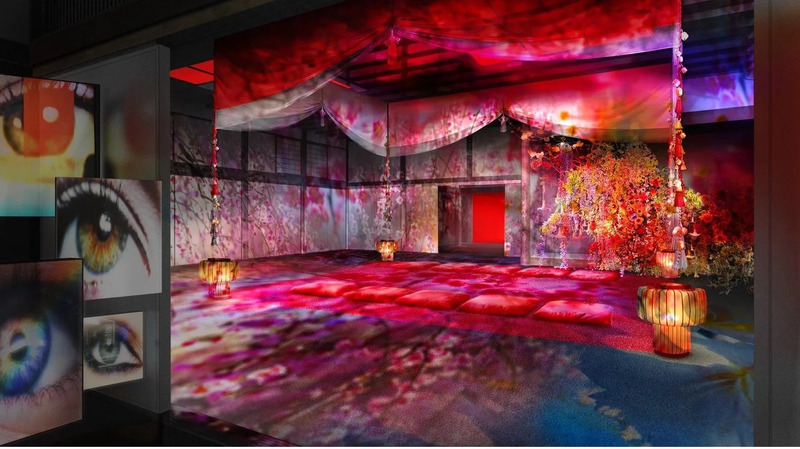 赤を基調とした、目玉の絵が飾られた部屋の様子。中央には赤い扉があり、床には赤いクッションが並んでいる。部屋全体が幻想的な雰囲気で、照明や装飾が独特な空間を作り出している。