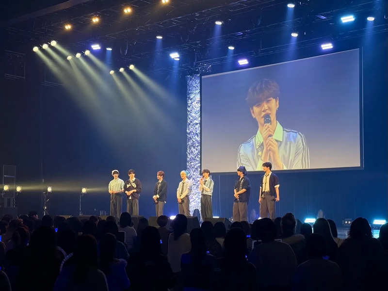 ステージで観客を前に熱いパフォーマンスを見せるEPEXのメンバー。