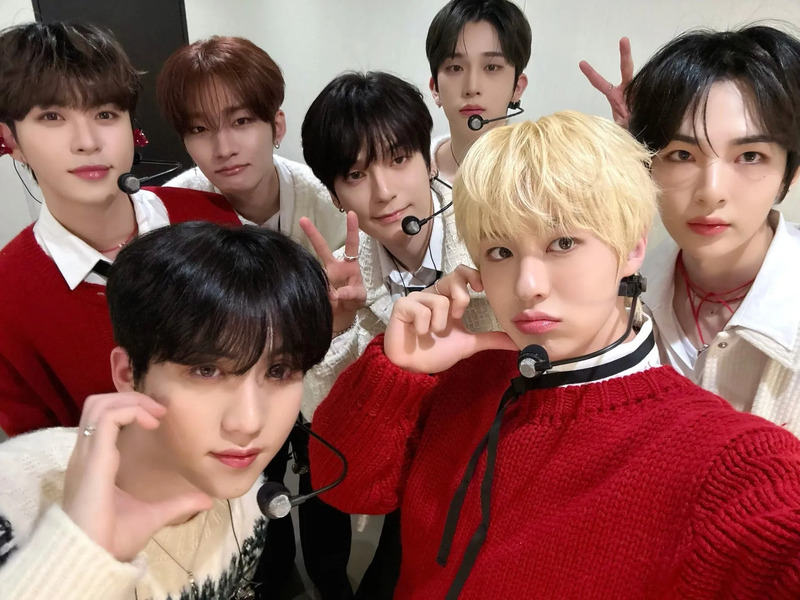 カメラ目線でポーズを取るEPEXのメンバー集合写真。