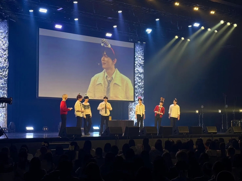 ゲーム対決後、ステージでパフォーマンスするEPEXのメンバー。