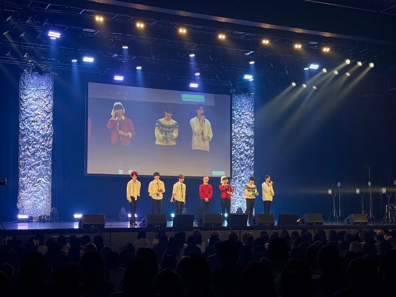 サプライズカバーを披露したEPEXのメンバー。ステージ上のスクリーンにもメンバーが映し出されている。