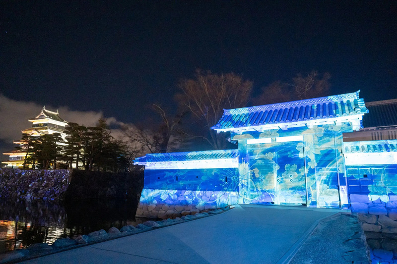 城壁や門がライトアップされ、青い光で彩られている