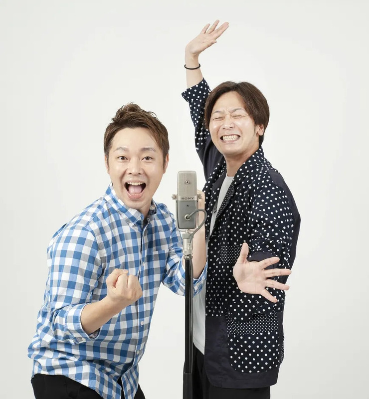 マイクの前に立つ2人の男性