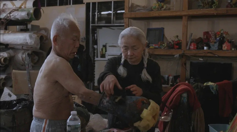 アトリエで作業をする老夫婦の様子。