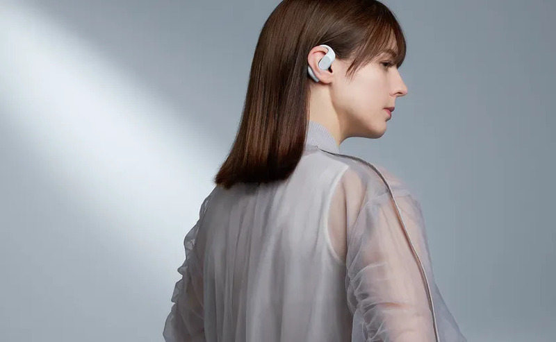 女性とイヤホン