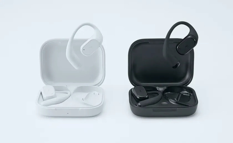 TWS 白と黒のイヤホンと充電ケース