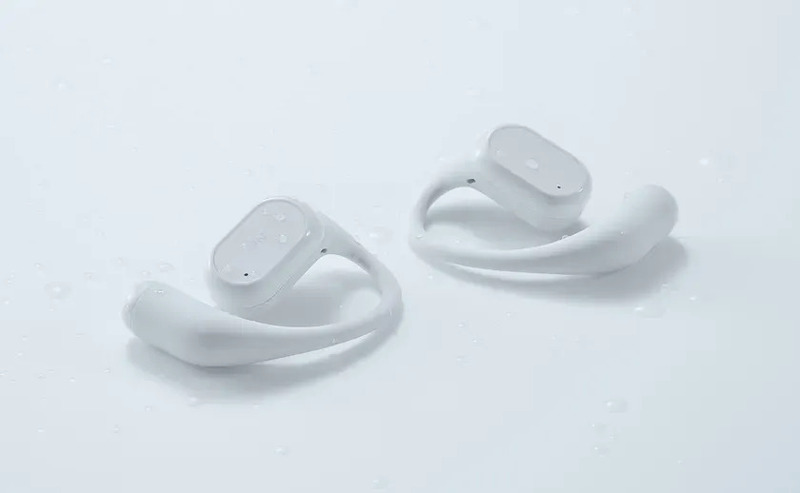 水滴が付いた白いイヤホン