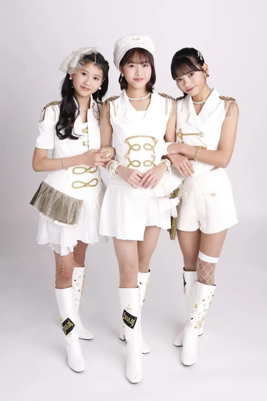 DILAⅢのメンバー3人がポーズをとっている写真