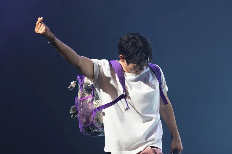 指ハートでファンに応えるソ・イングクさん