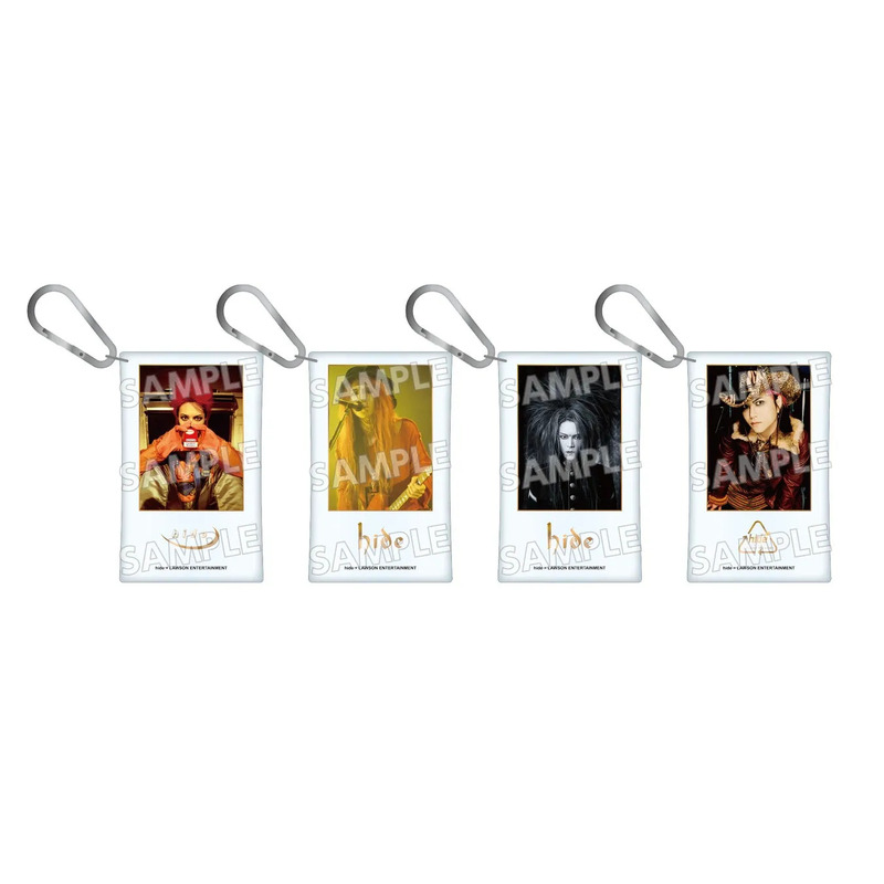 4つの写真が写ったキーホルダー。それぞれの写真には異なる男性のポートレートが写っており、各キーホルダーには「SAMPLE」という文字が複数回印刷されています。