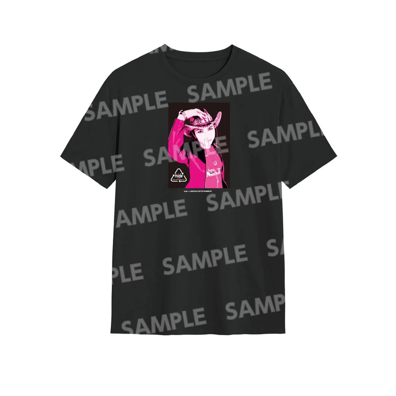 黒いTシャツに、ピンク色のイラストがプリントされた画像です。イラストには女性が描かれており、カウボーイハットをかぶっています。