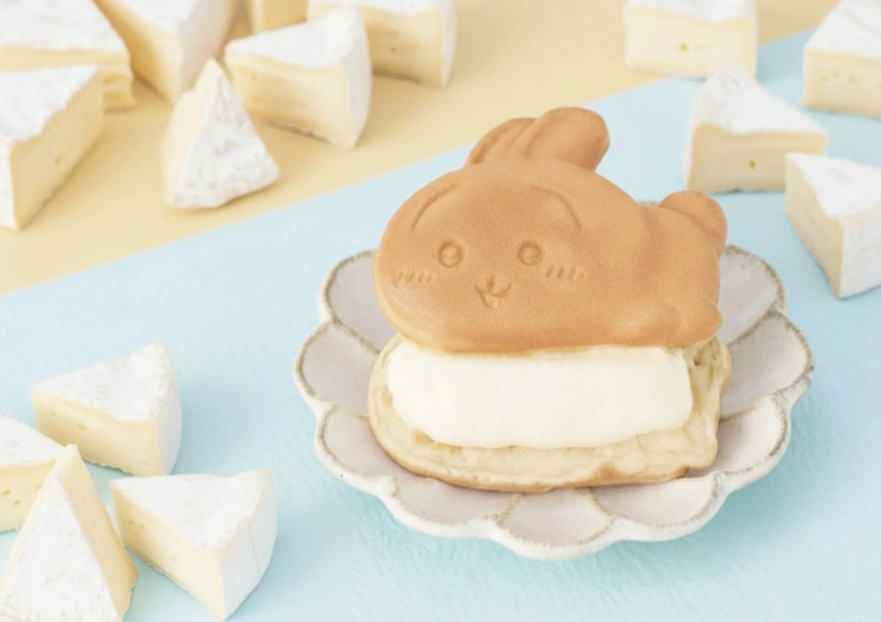 うさぎの形をした焼き菓子とカマンベールチーズ