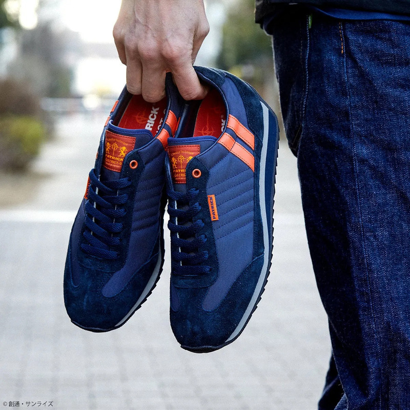 スニーカーを手に取る