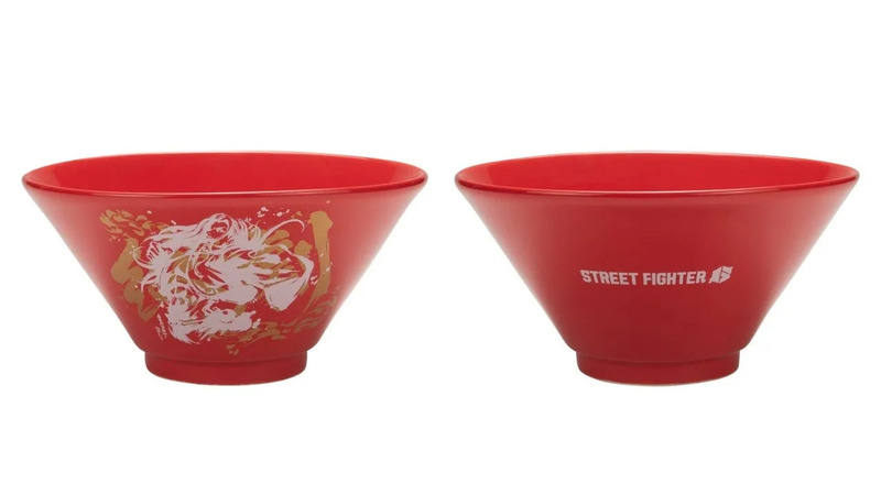 赤いラーメン鉢が2つ並んだ画像です。左側の鉢には女性のイラストが描かれており、右側の鉢には「STREET FIGHTER」の文字とロゴがプリントされています。