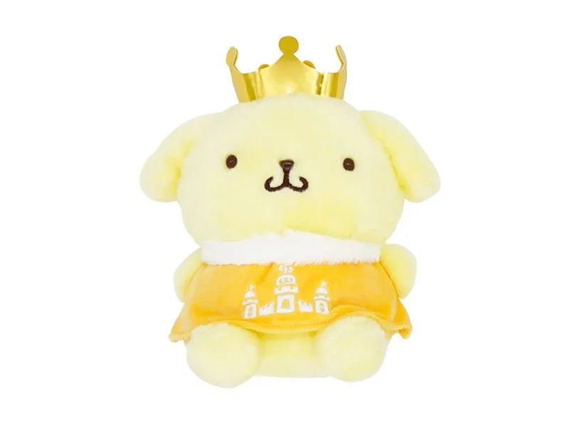 白い背景に、王冠をかぶり、お城の模様が入ったオレンジ色の服を着たポムポムプリンのぬいぐるみです。可愛らしい表情をしています。