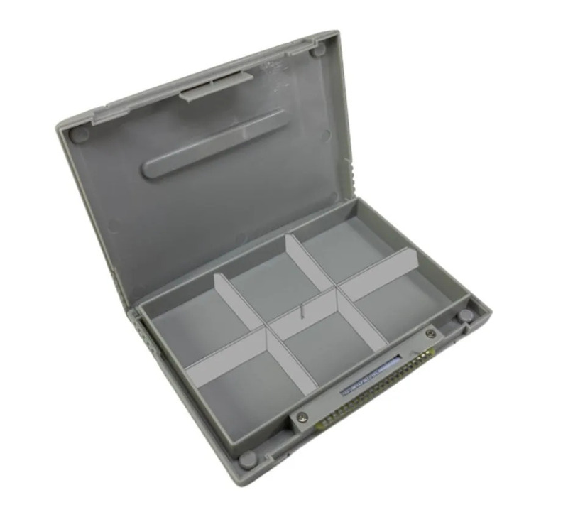 灰色のプラスチック製のケースが開き、いくつかの仕切り