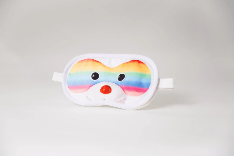 クマの顔が描かれた虹色のアイマスク