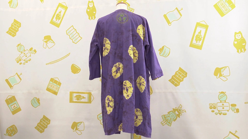 紫色の着物のような衣服