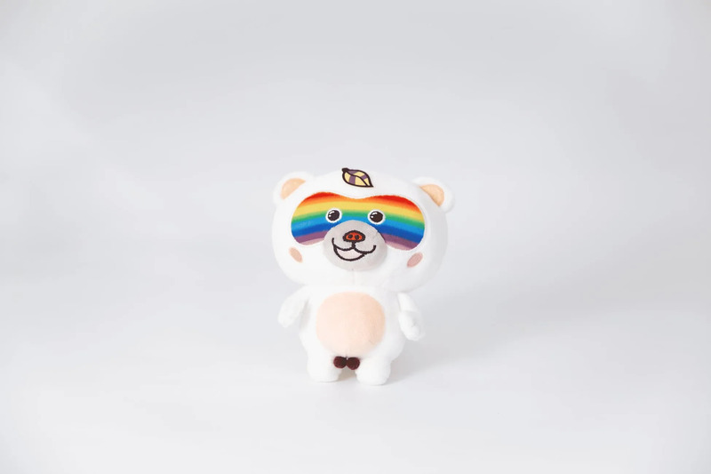 白い熊のぬいぐるみと虹色のアイマスク