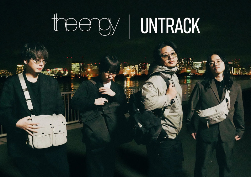 男性4人、夜の屋外、バッグ着用