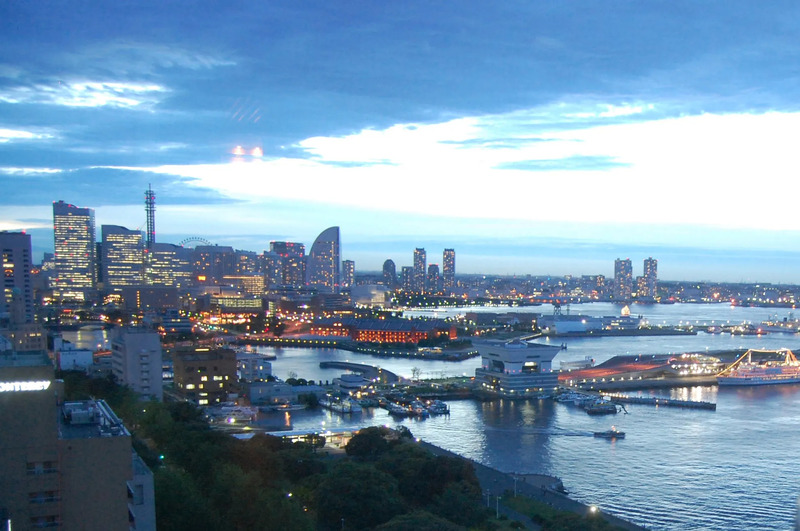 夜の横浜の街並み