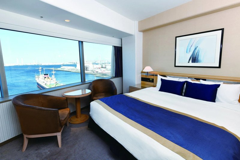 窓から海が見えるホテルの客室